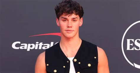 noah beck gay|Noah Beck talks sexuality after viral 'coming out' TikTok .